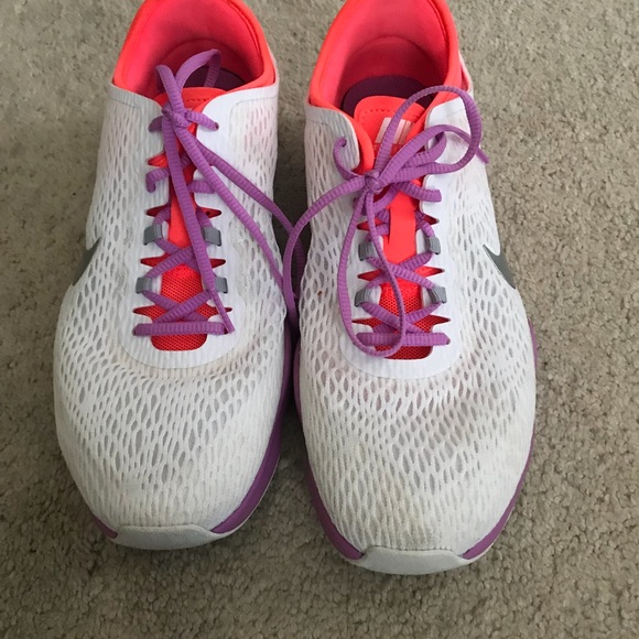 Women’s Nike Tennis Shoes - Picture 2 of 3